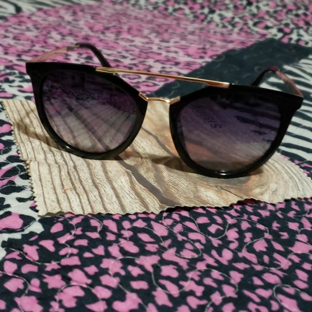 Sun glasses - Picture 3 of 3